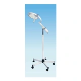 Mach LED 120F szabadon álló, 5-ágú görgős lábbal, állítható magasságú, rövid karos