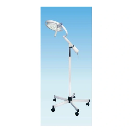 Mach LED 130F szabadon álló, 5-ágú görgős lábbal, állítható magasságú, rövid karos