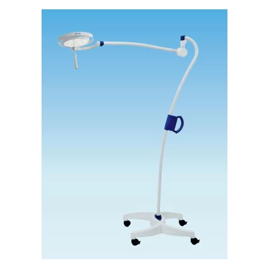 Mach LED 130F szabadon álló, 4-ágú görgős lábbal, lengőkaros